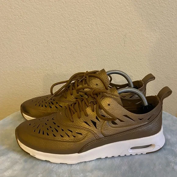 Air max thea joli gold hotsell